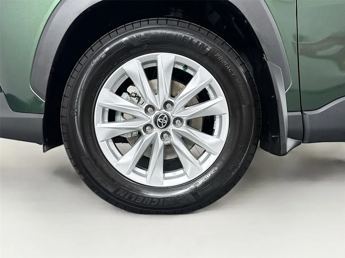 2024 Toyota Corolla Cross LE thumbnail 43