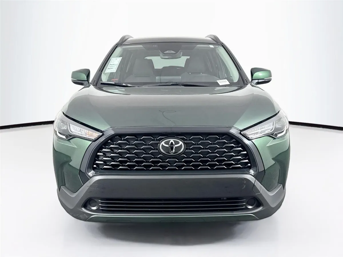 2024 Toyota Corolla Cross LE thumbnail 8