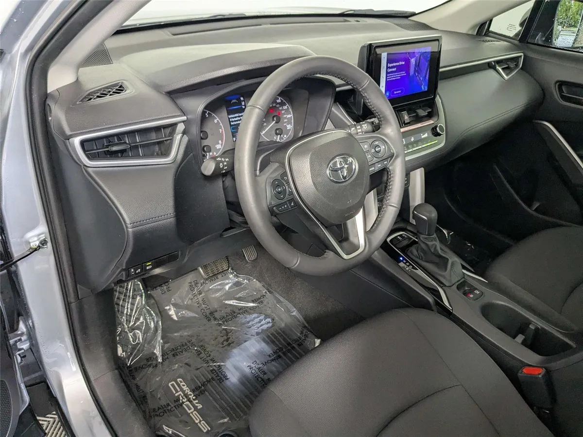 2024 Toyota Corolla Cross LE thumbnail 11