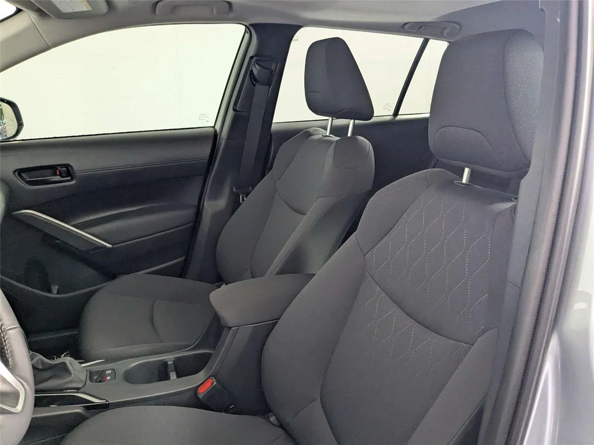 2024 Toyota Corolla Cross LE thumbnail 12