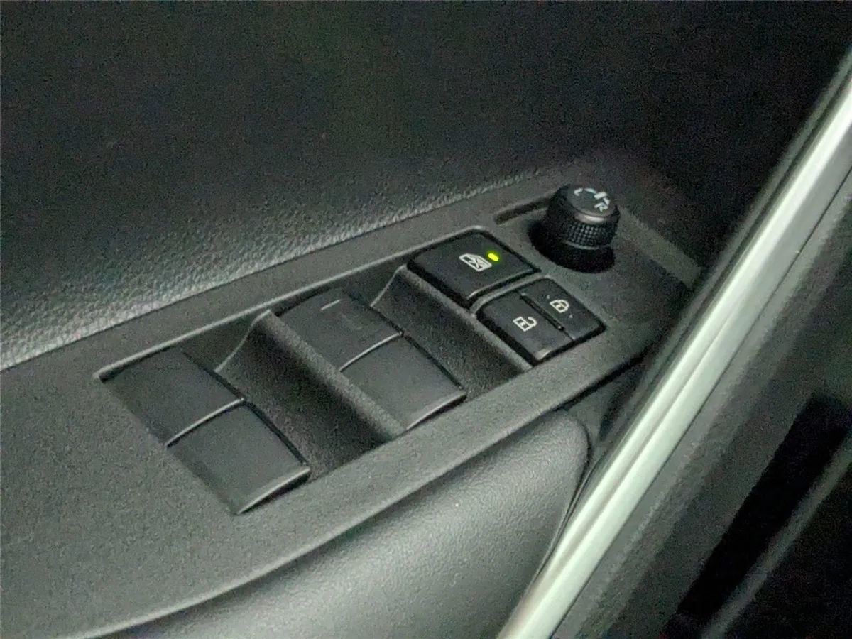 2024 Toyota Corolla Cross LE thumbnail 15