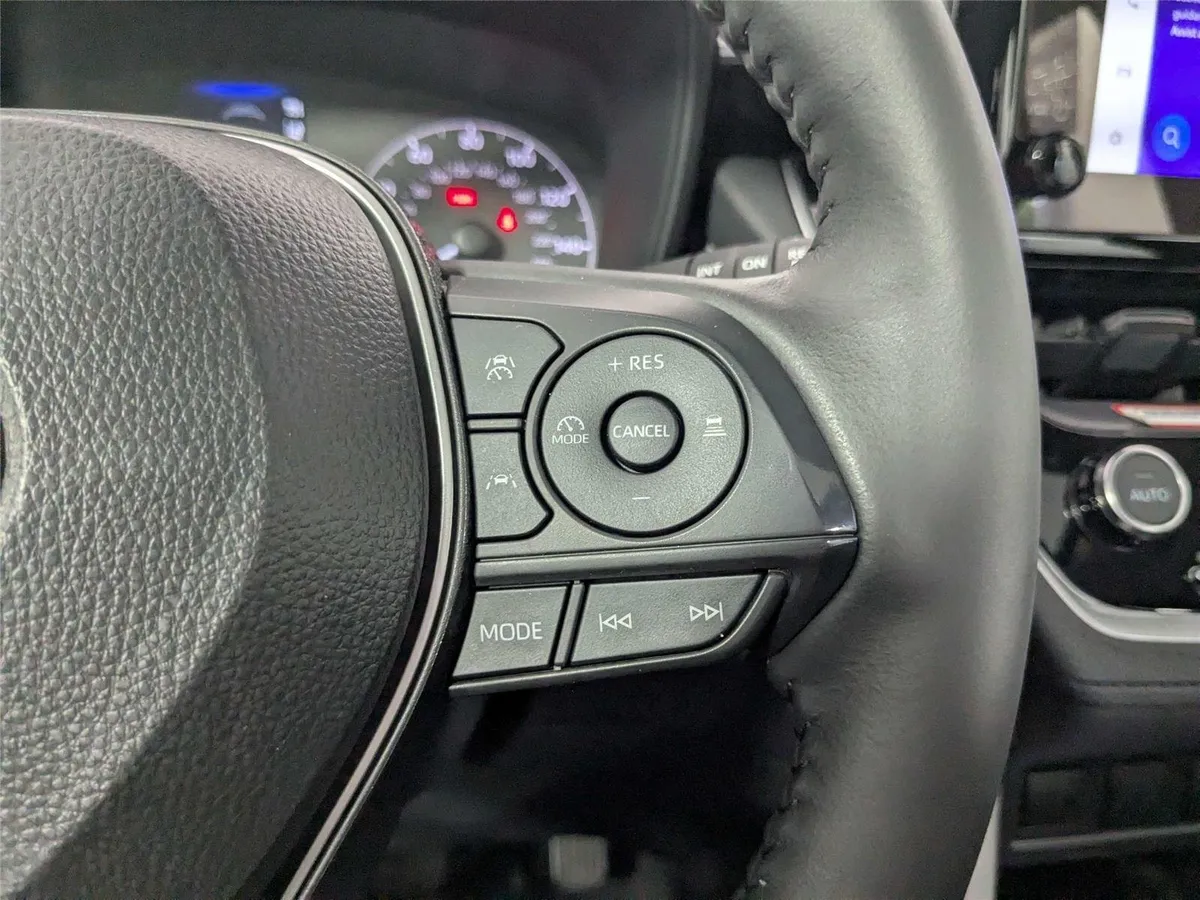 2024 Toyota Corolla Cross LE thumbnail 19