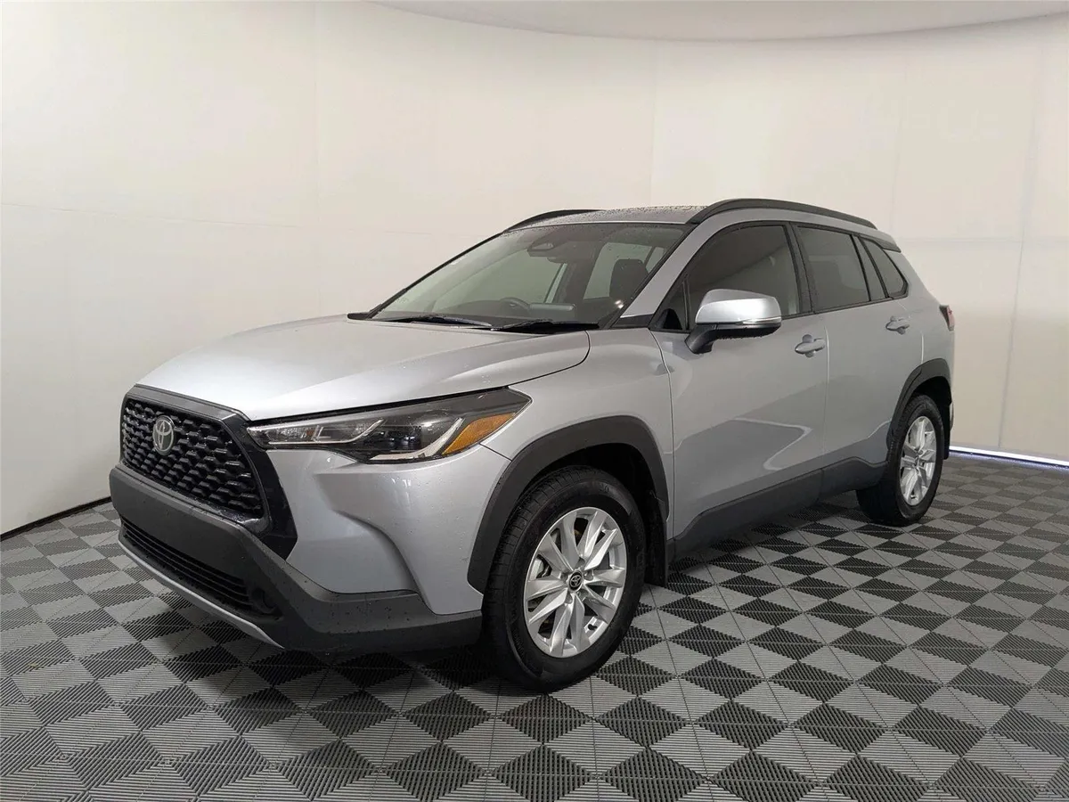 2024 Toyota Corolla Cross LE thumbnail 2