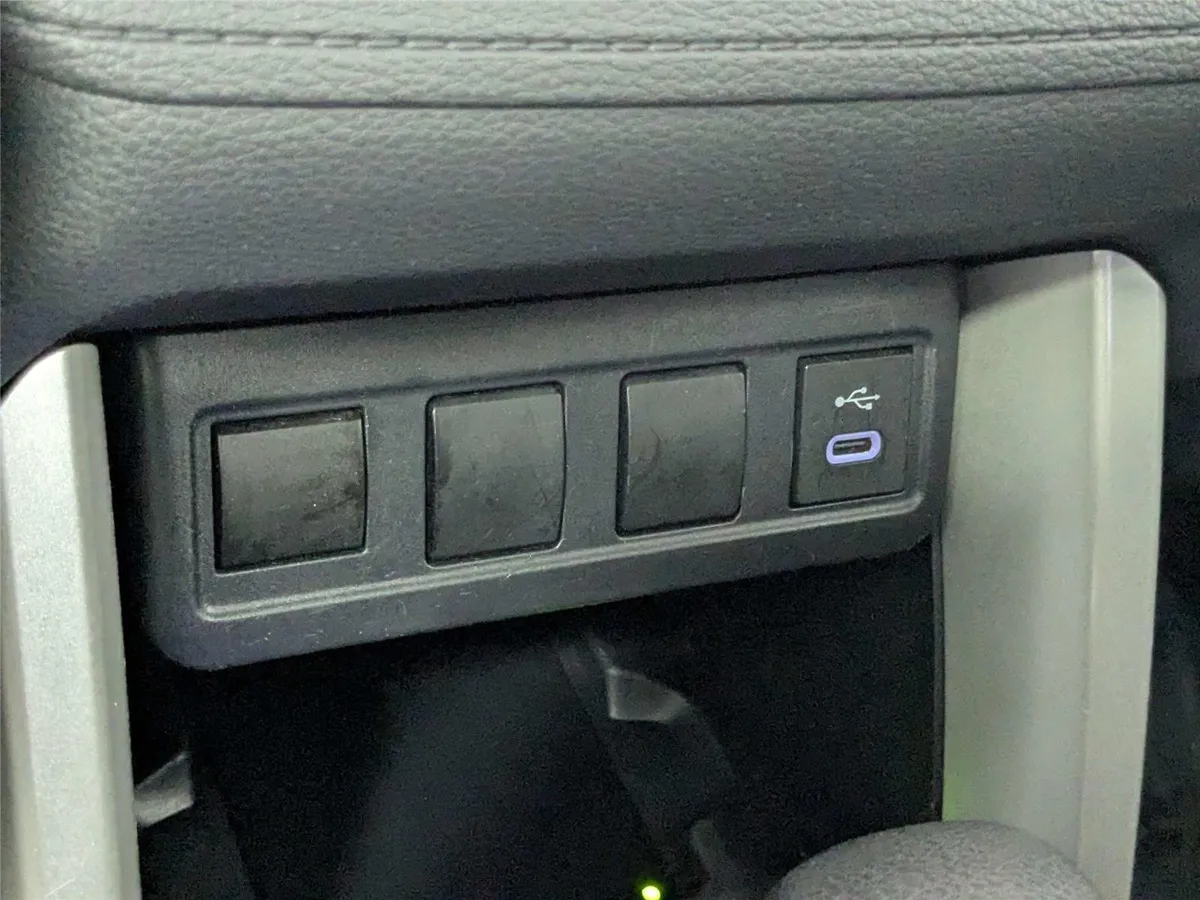 2024 Toyota Corolla Cross LE thumbnail 24