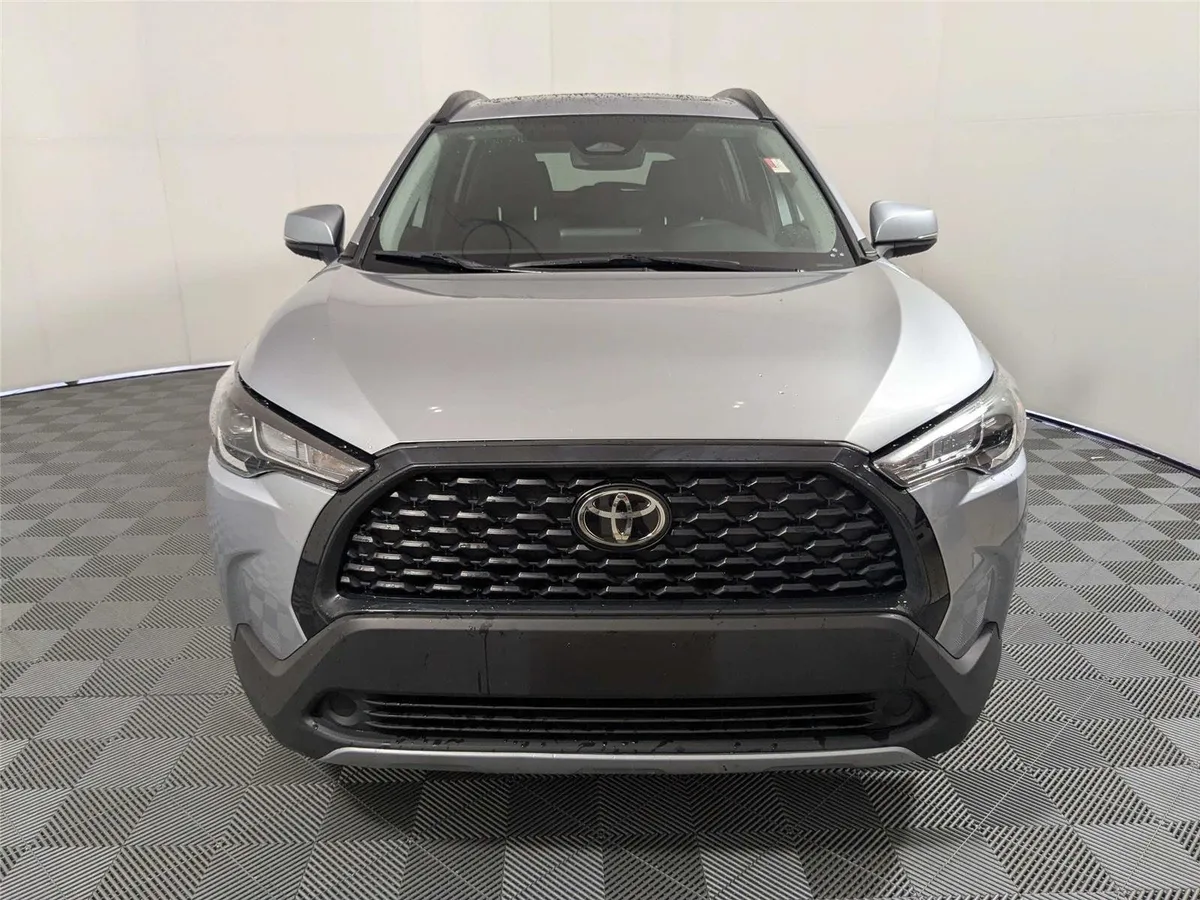 2024 Toyota Corolla Cross LE thumbnail 3