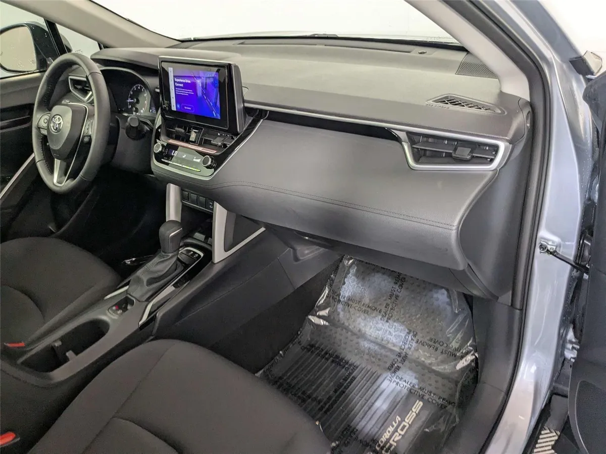 2024 Toyota Corolla Cross LE thumbnail 32