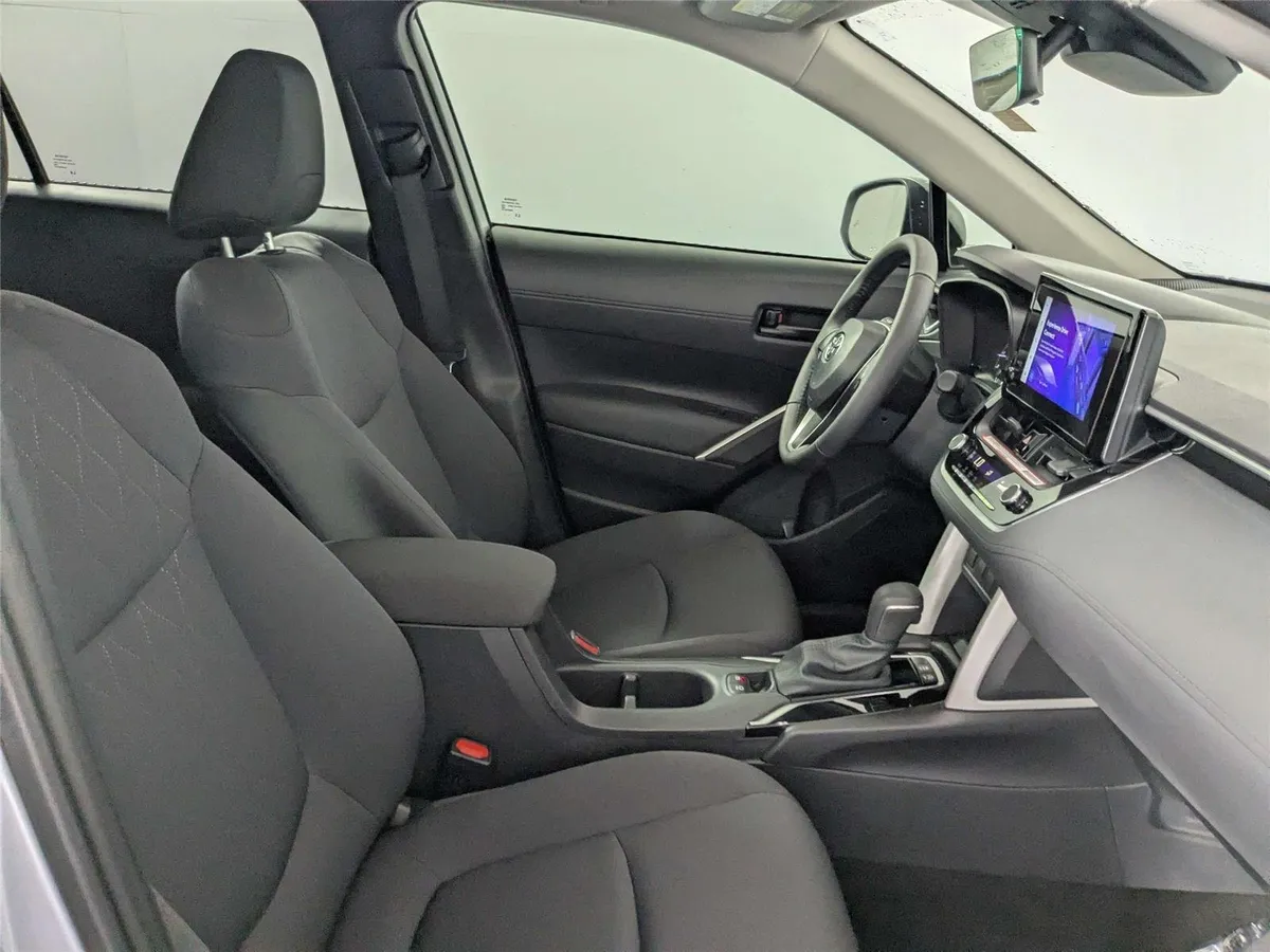 2024 Toyota Corolla Cross LE thumbnail 33
