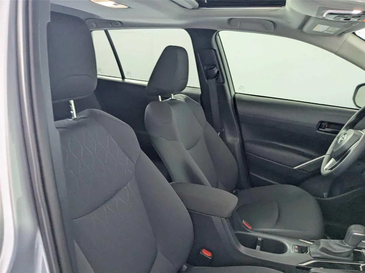 2024 Toyota Corolla Cross LE thumbnail 34