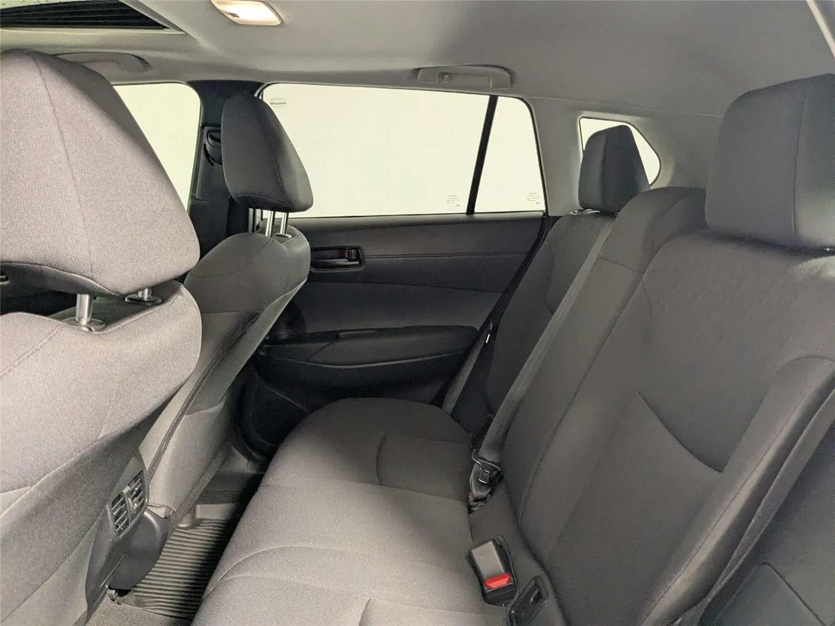 2024 Toyota Corolla Cross LE thumbnail 36