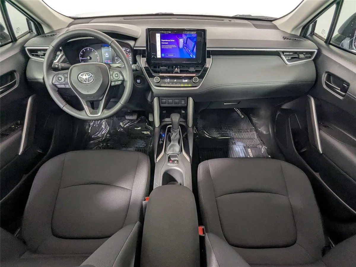 2024 Toyota Corolla Cross LE thumbnail 38