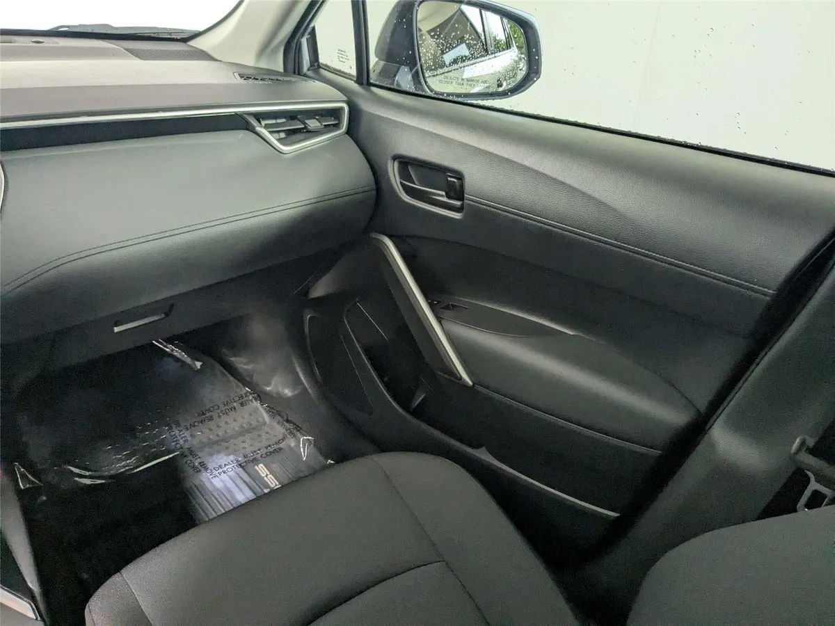2024 Toyota Corolla Cross LE thumbnail 39