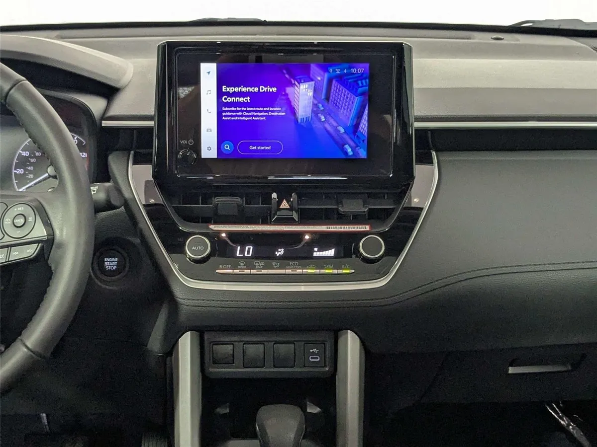 2024 Toyota Corolla Cross LE thumbnail 40