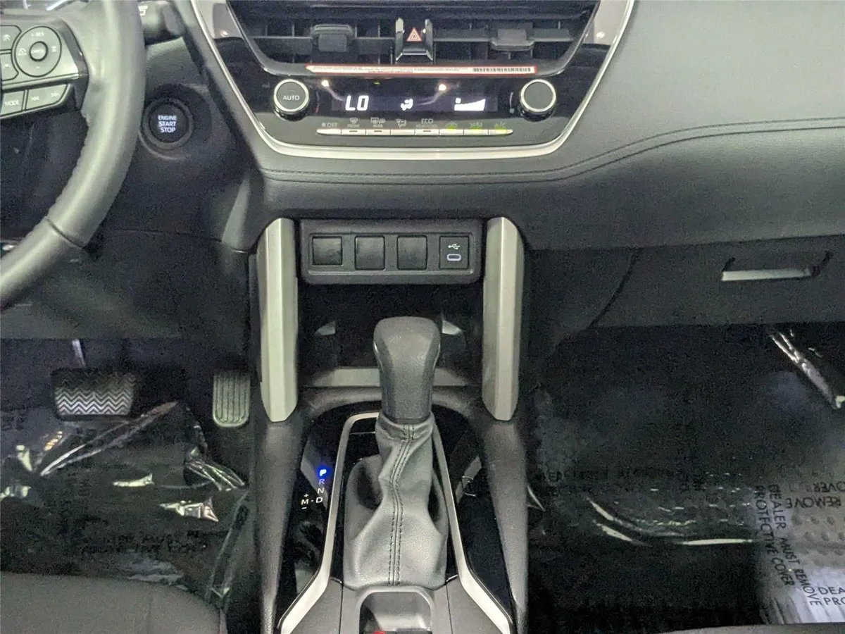 2024 Toyota Corolla Cross LE thumbnail 41