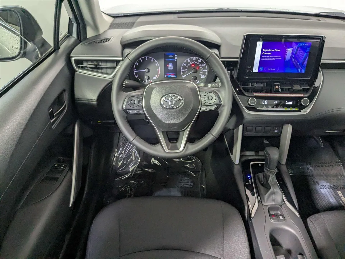2024 Toyota Corolla Cross LE thumbnail 42