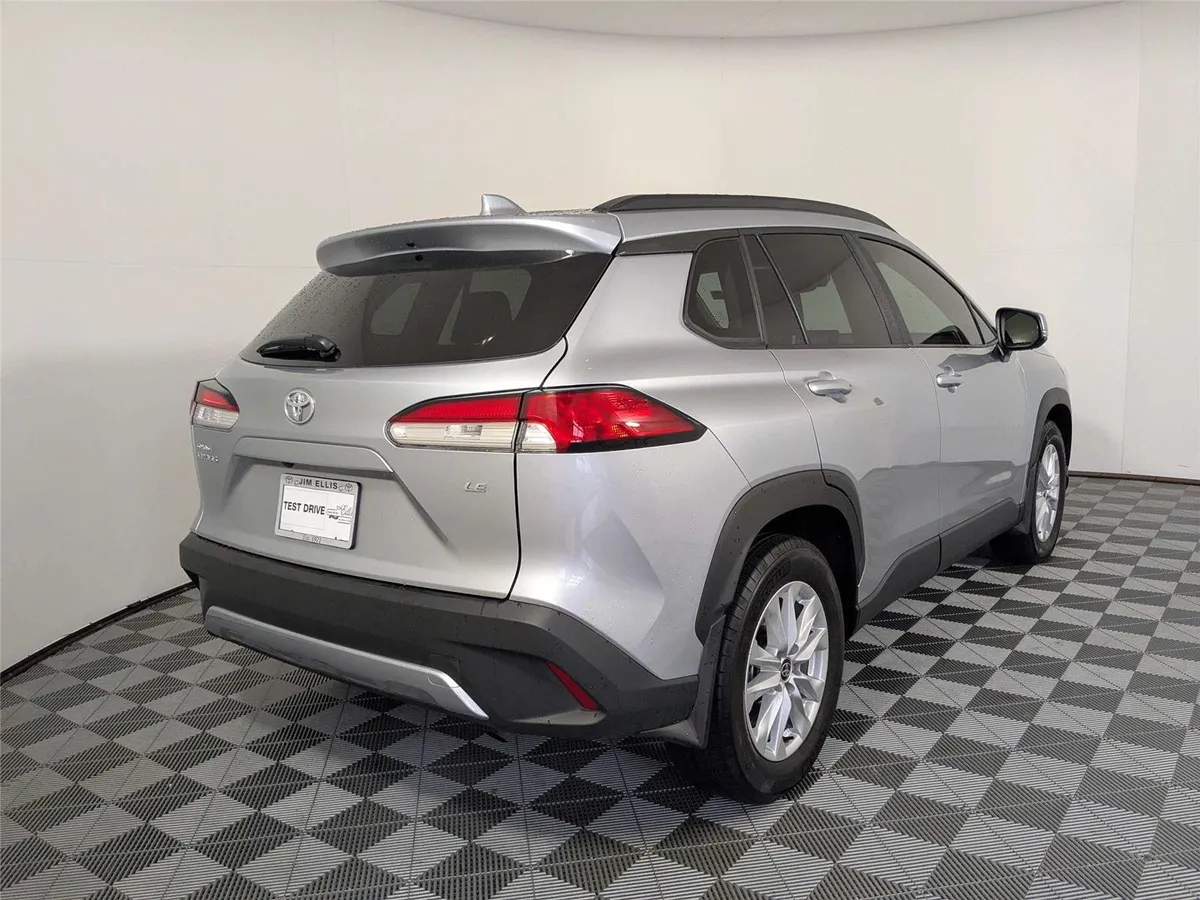 2024 Toyota Corolla Cross LE thumbnail 5