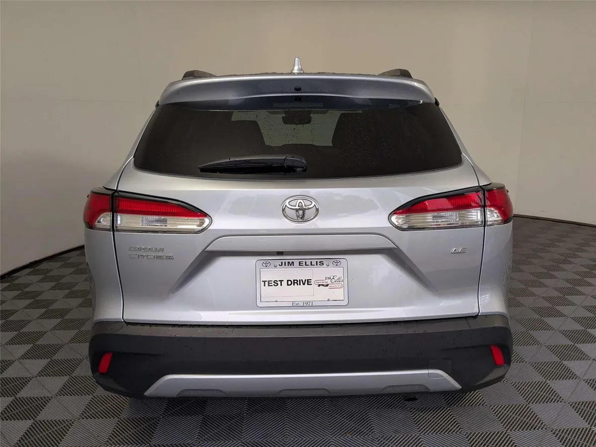 2024 Toyota Corolla Cross LE thumbnail 6