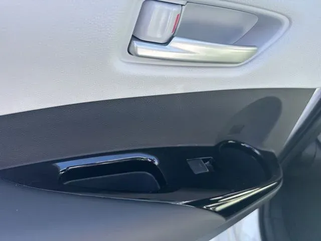2024 Toyota Corolla Hatchback SE thumbnail 16