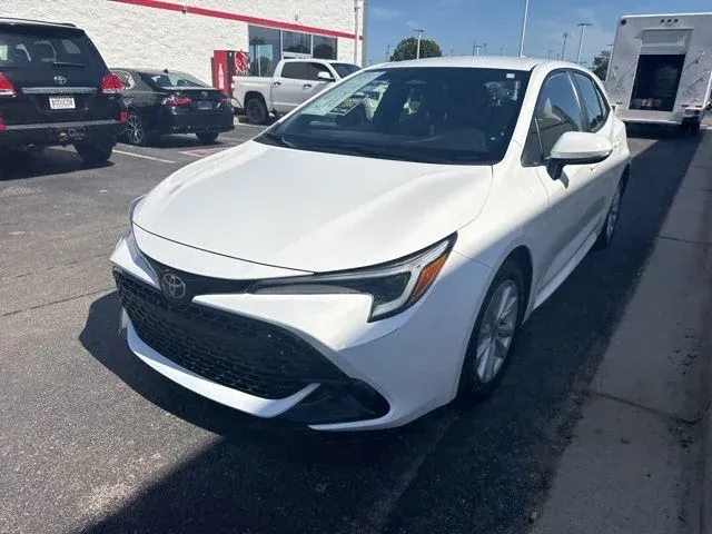 2024 Toyota Corolla Hatchback SE thumbnail 3