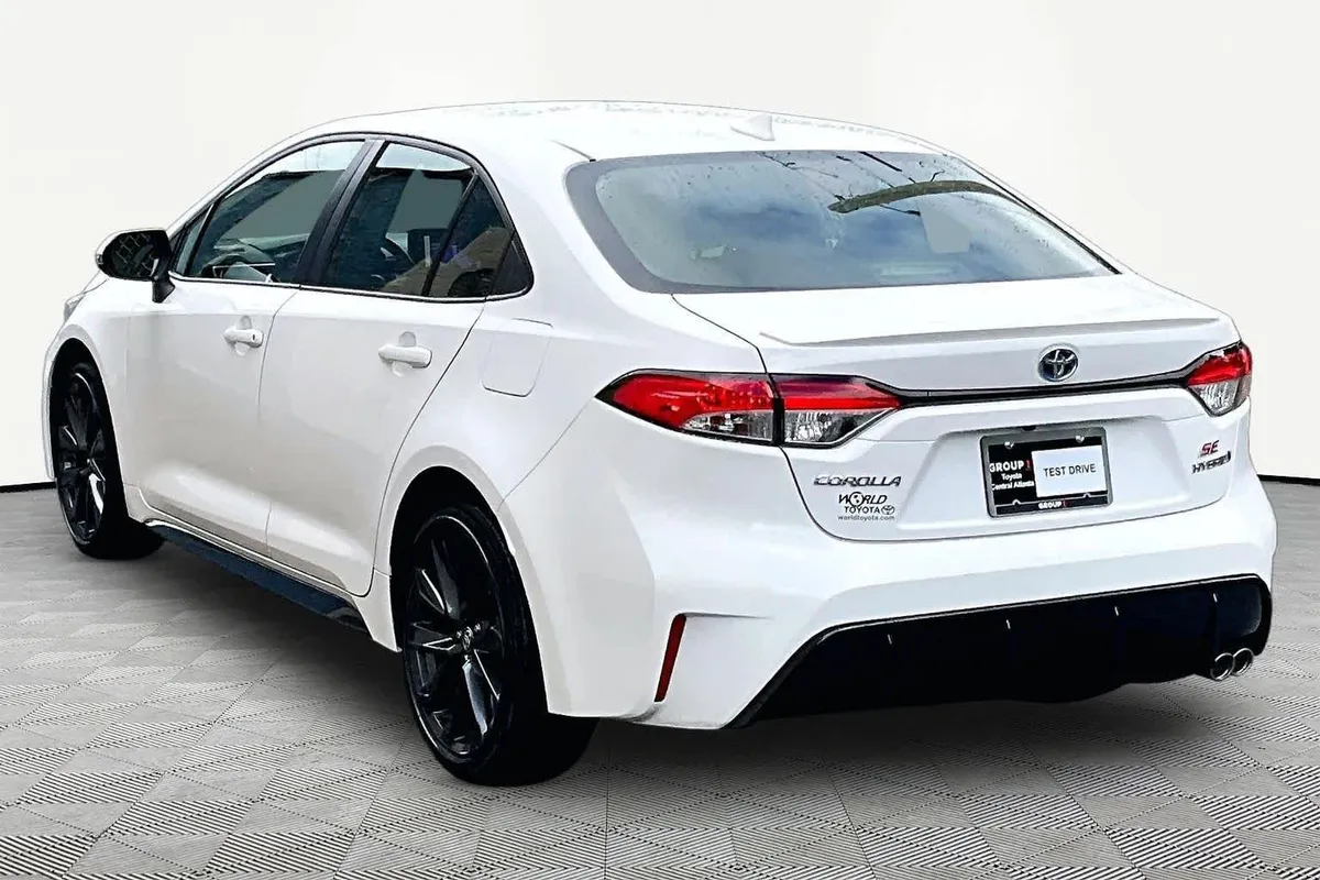 2024 Toyota Corolla Hybrid SE thumbnail 12