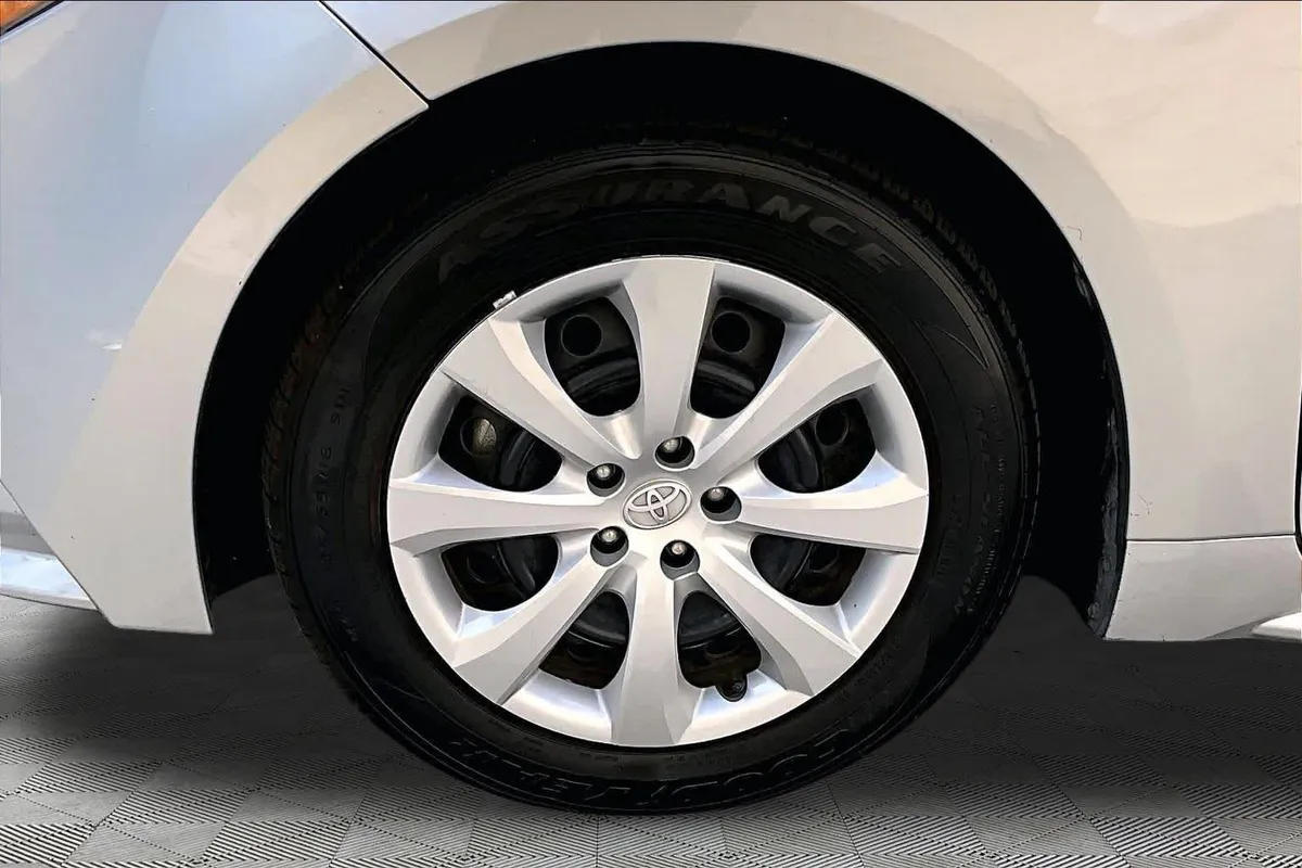2024 Toyota Corolla LE thumbnail 11