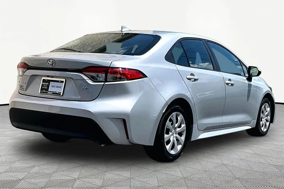 2024 Toyota Corolla LE thumbnail 13
