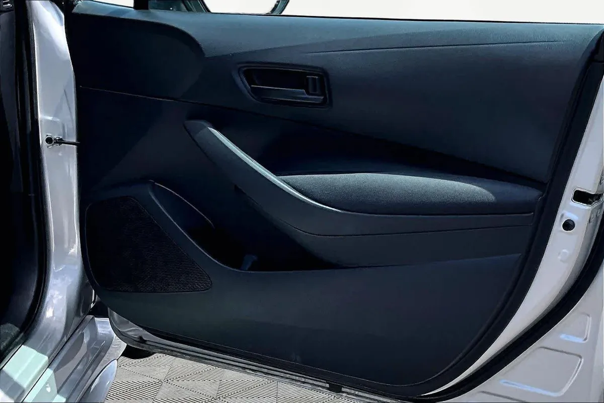 2024 Toyota Corolla LE thumbnail 23