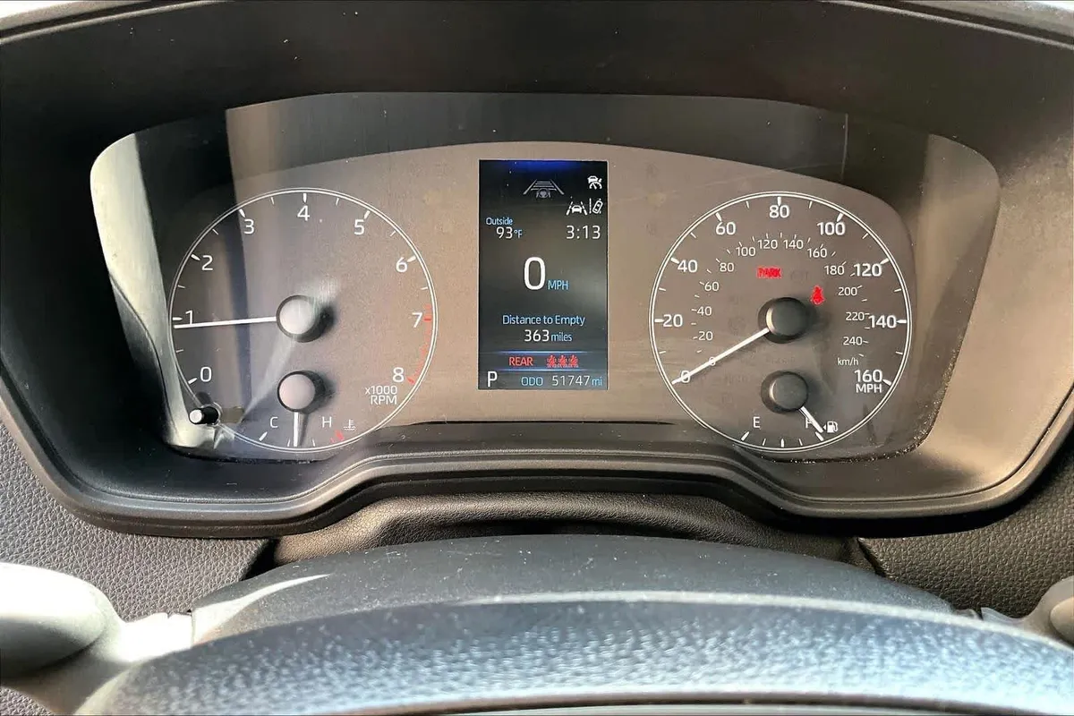 2024 Toyota Corolla LE thumbnail 26