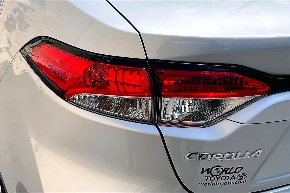 2024 Toyota Corolla LE thumbnail 29