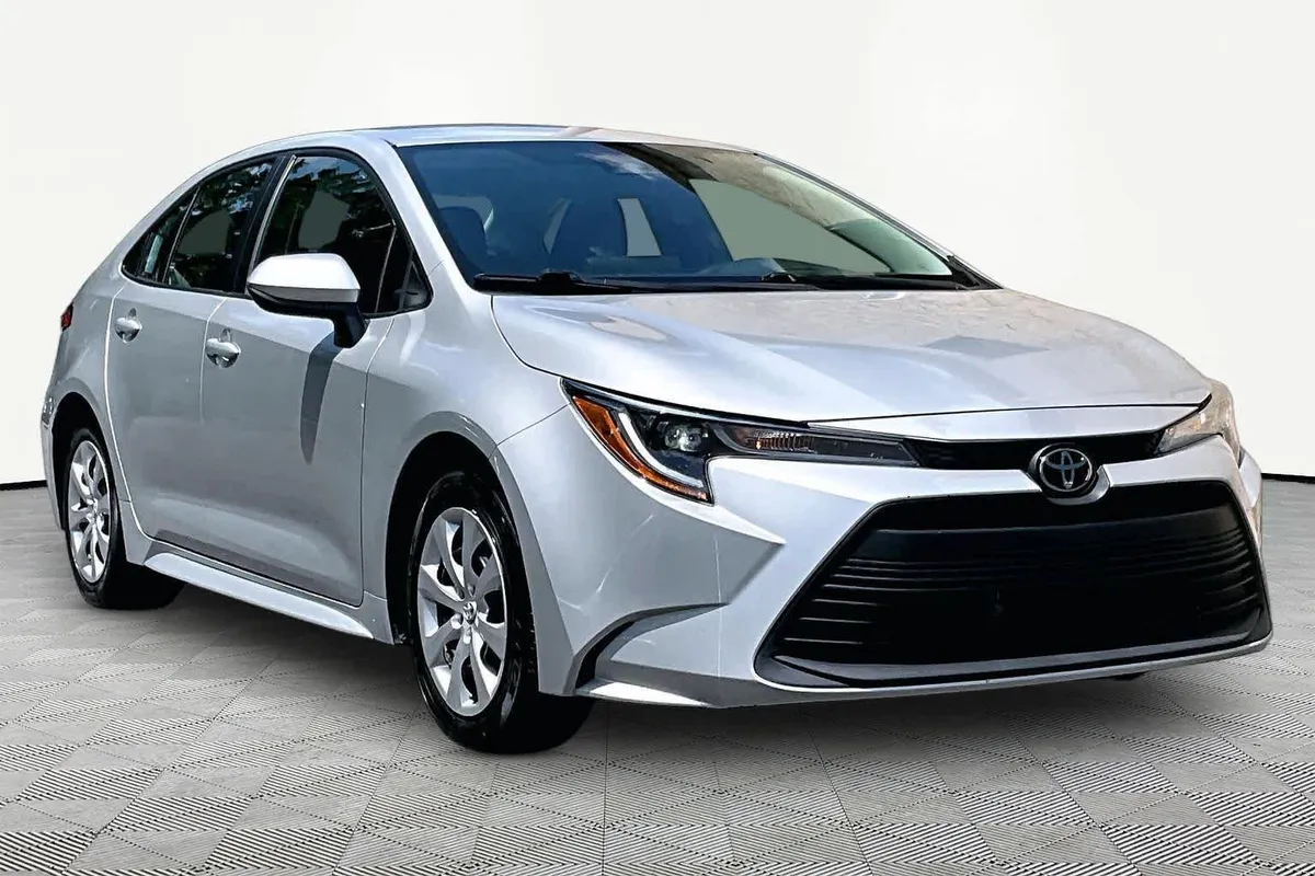 2024 Toyota Corolla LE thumbnail 3