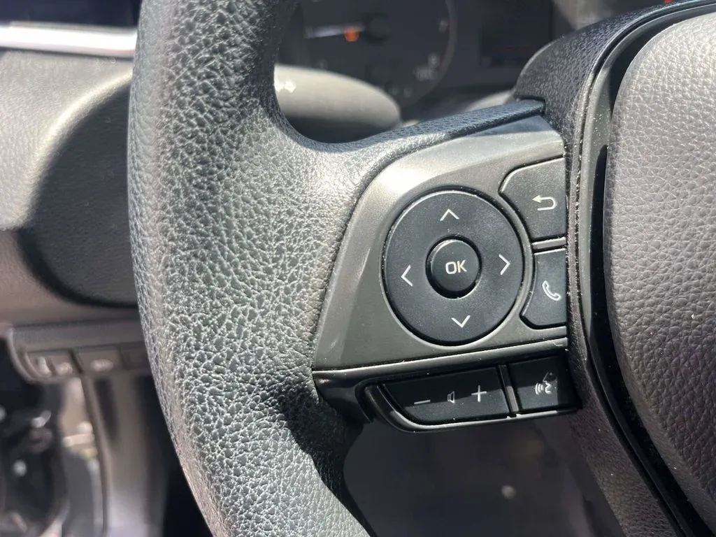 2024 Toyota Corolla LE thumbnail 17