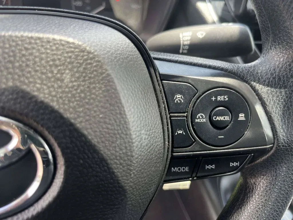 2024 Toyota Corolla LE thumbnail 18
