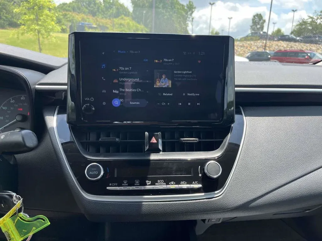 2024 Toyota Corolla LE thumbnail 19