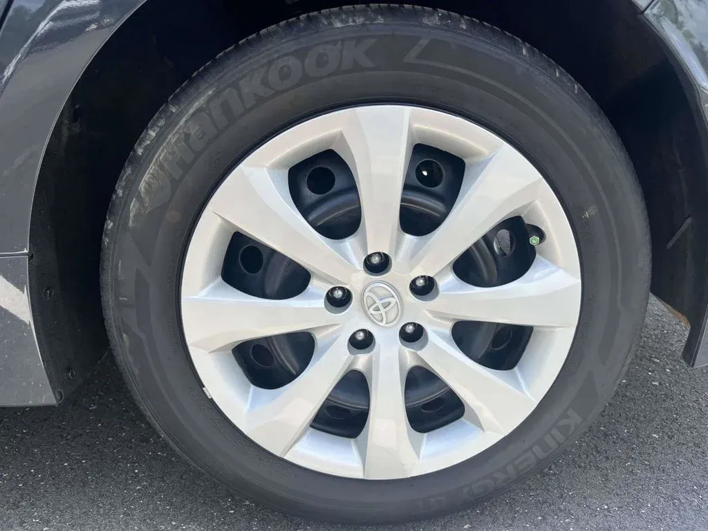 2024 Toyota Corolla LE thumbnail 9