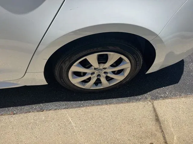 2024 Toyota Corolla LE thumbnail 12