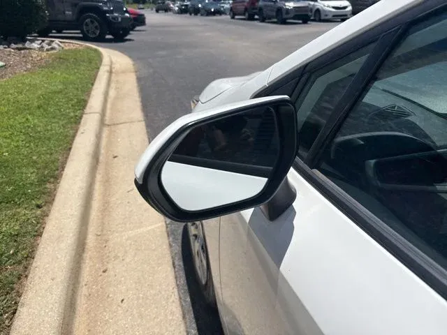 2024 Toyota Corolla LE thumbnail 19
