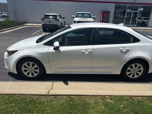 2024 Toyota Corolla LE thumbnail 4
