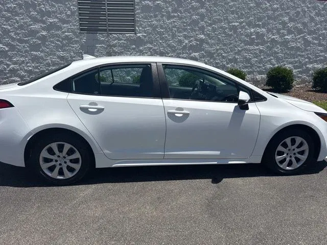 2024 Toyota Corolla LE thumbnail 8