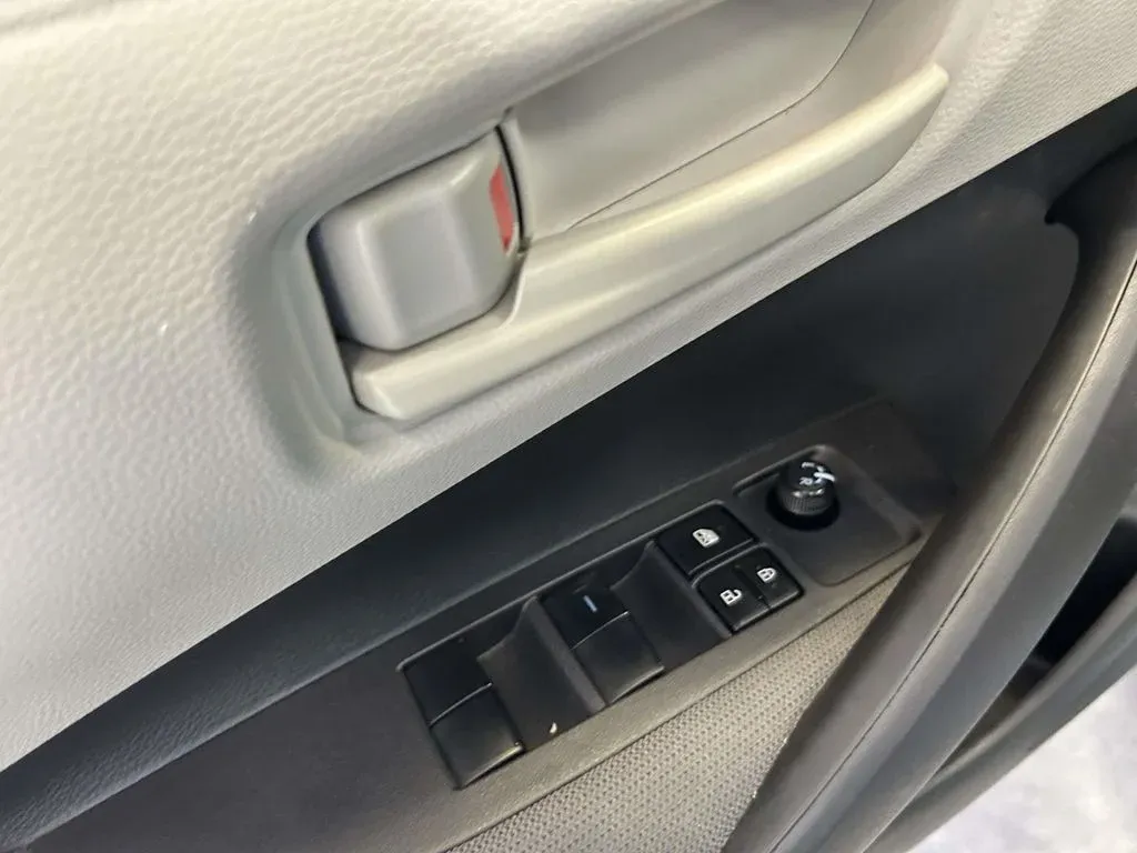 2024 Toyota Corolla LE thumbnail 17