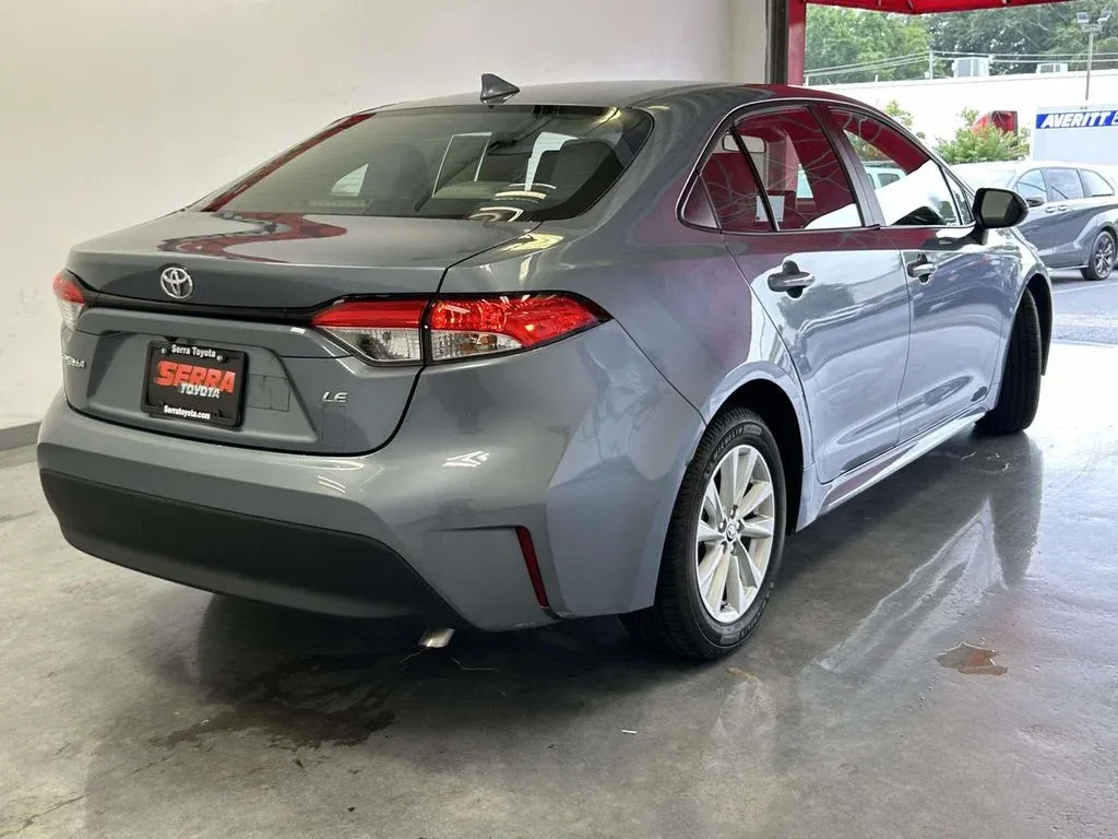 2024 Toyota Corolla LE thumbnail 3