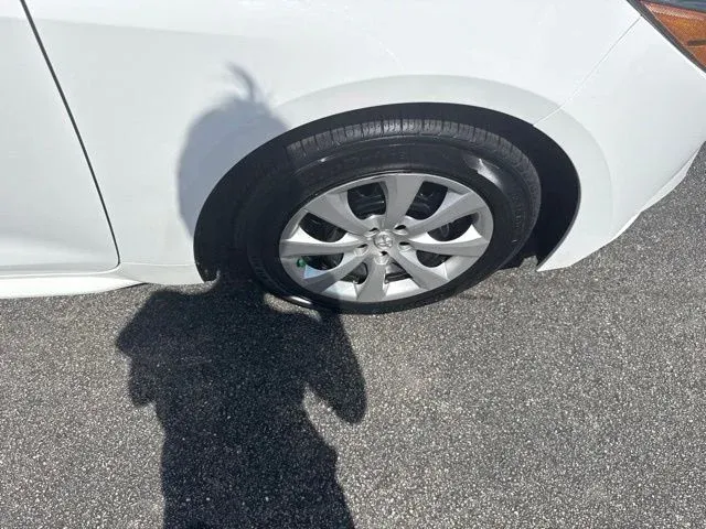 2024 Toyota Corolla LE thumbnail 10