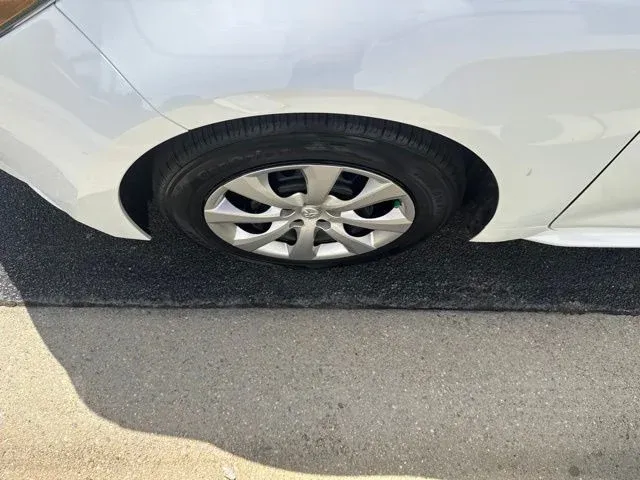 2024 Toyota Corolla LE thumbnail 11