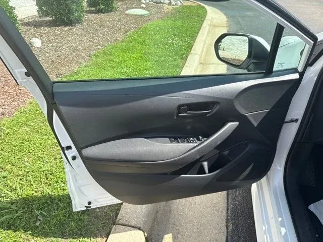 2024 Toyota Corolla LE thumbnail 19