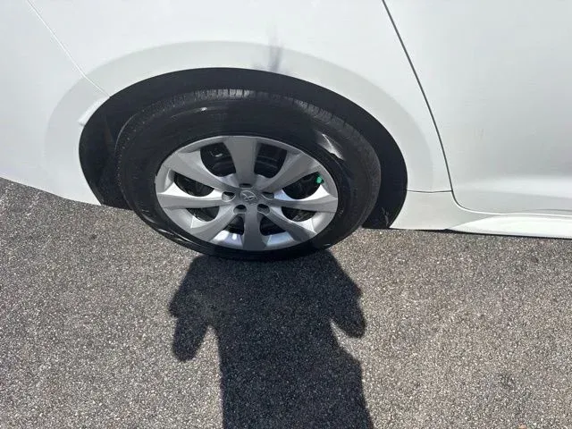 2024 Toyota Corolla LE thumbnail 9