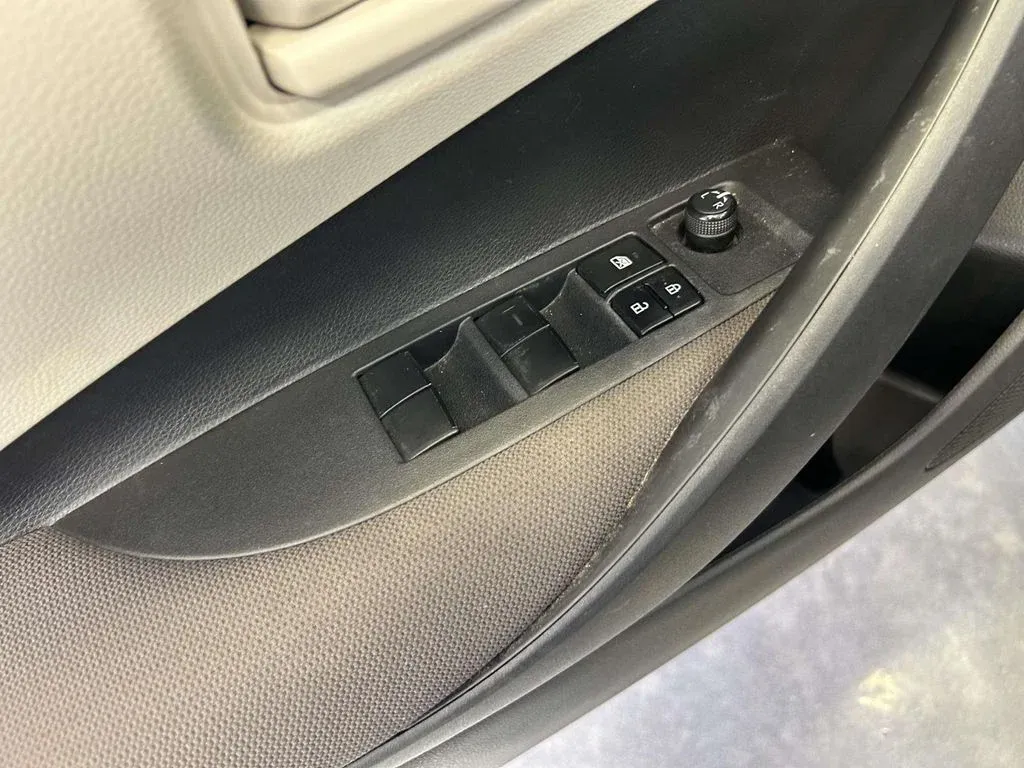 2024 Toyota Corolla LE thumbnail 17