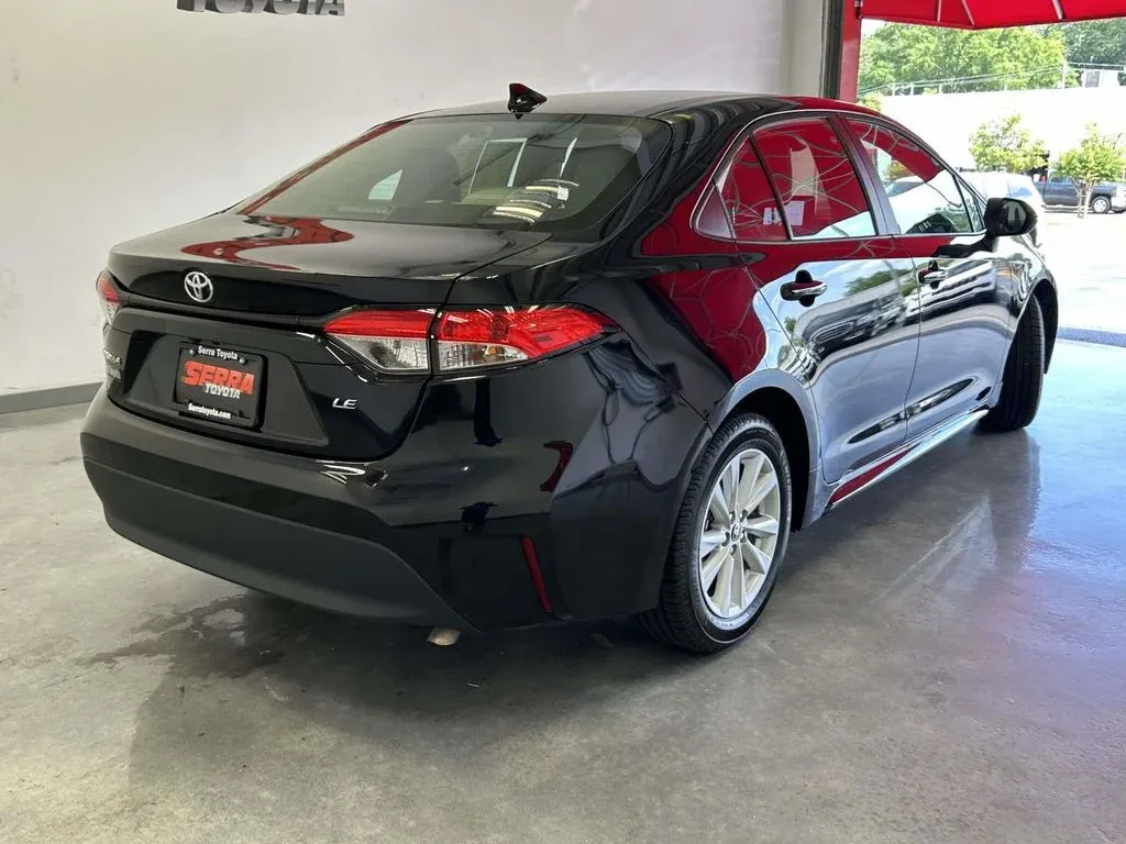 2024 Toyota Corolla LE thumbnail 3