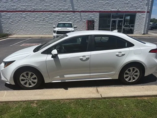 2024 Toyota Corolla LE thumbnail 4