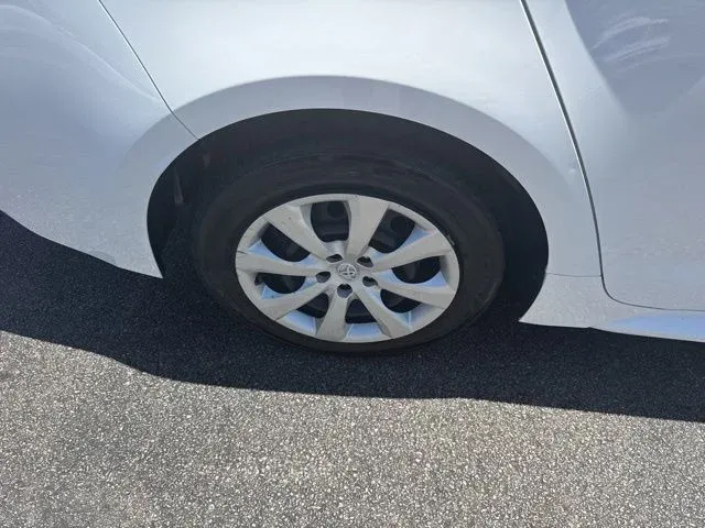 2024 Toyota Corolla LE thumbnail 9