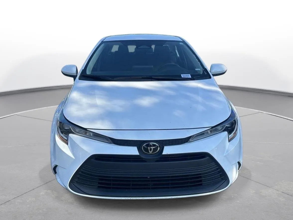 2024 Toyota Corolla LE thumbnail 3