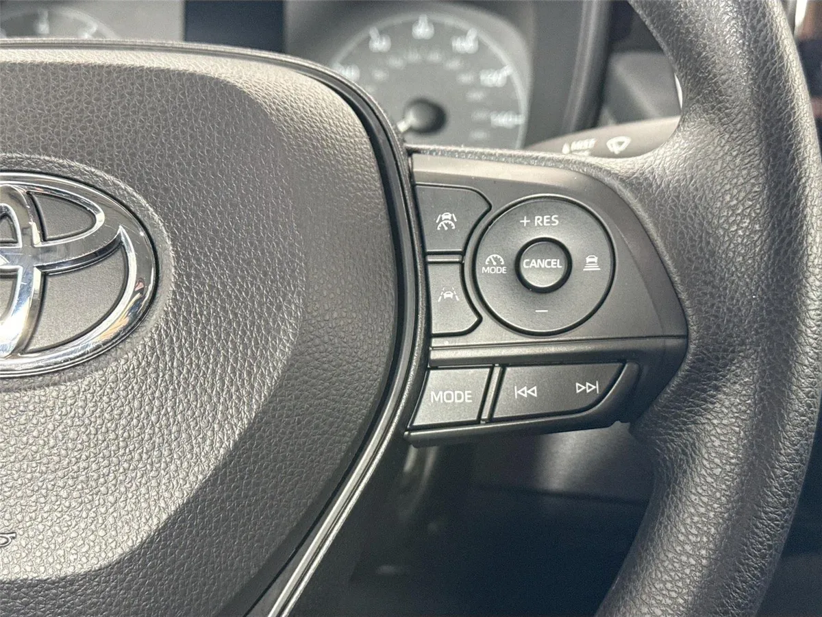 2024 Toyota Corolla LE thumbnail 18