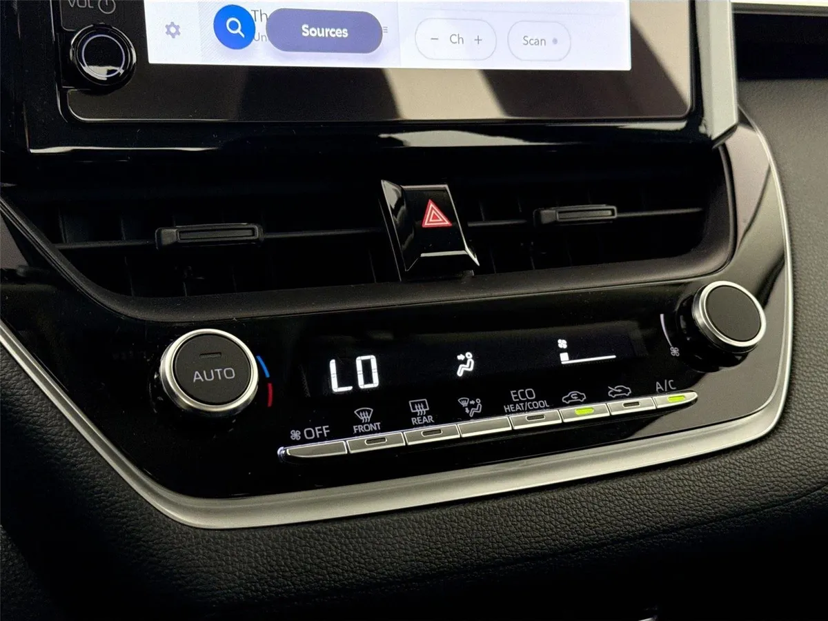 2024 Toyota Corolla LE thumbnail 23